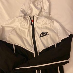 Nike women’s windbreaker